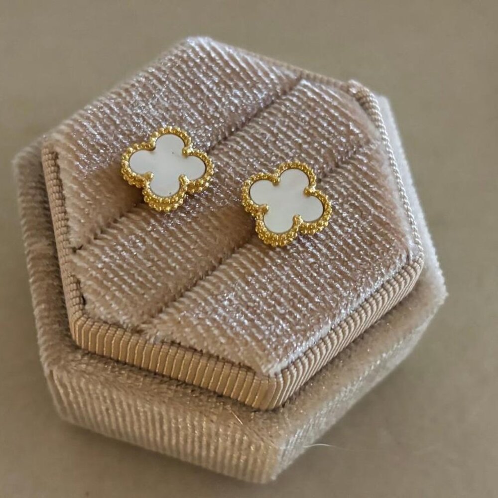 Mini Clover MOP mother pearl earrings  Yellow Gold Plated - Picture 3 of 4